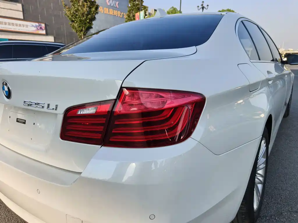 BMW 5 Series — миниатюра 9