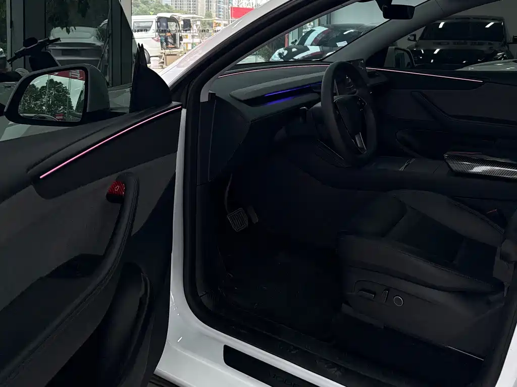 Tesla Model Y — миниатюра 6