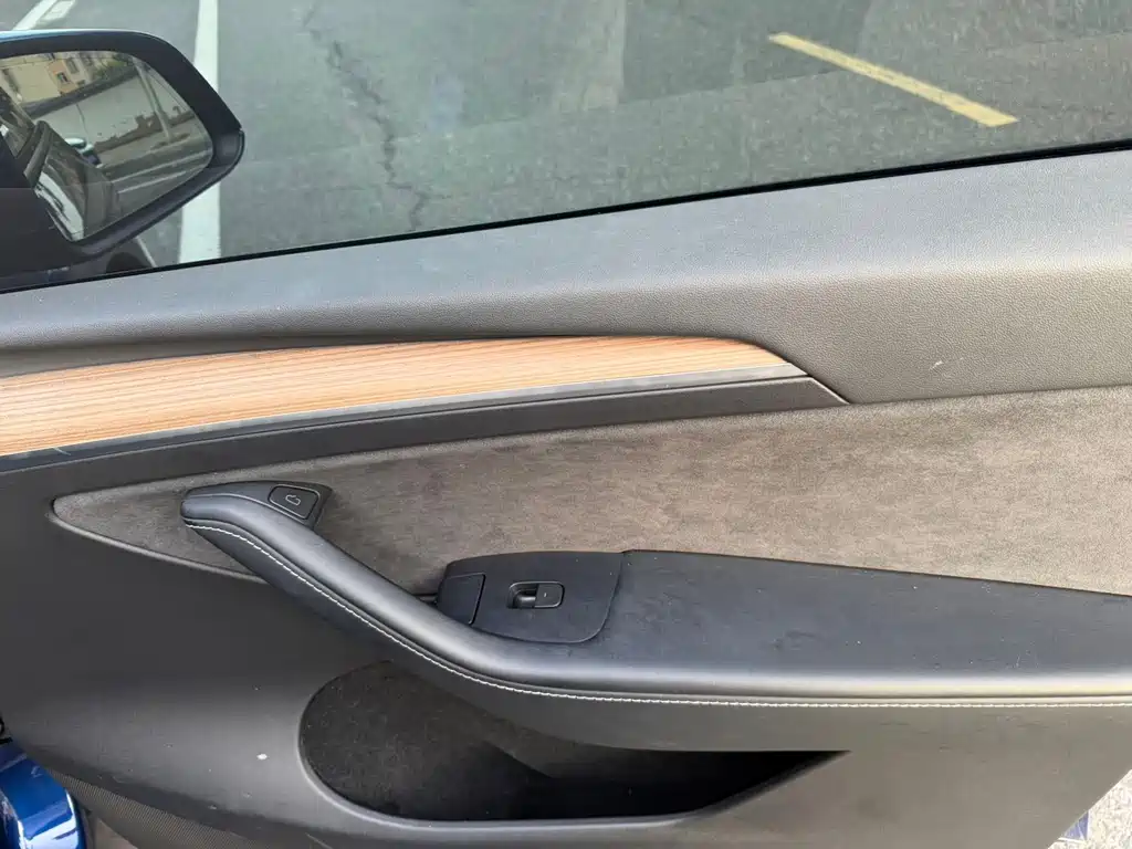 Tesla Model Y — миниатюра 9