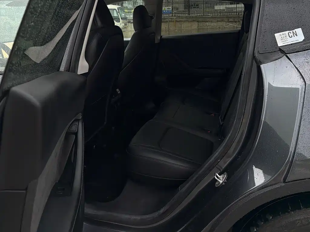 Tesla Model Y — миниатюра 8