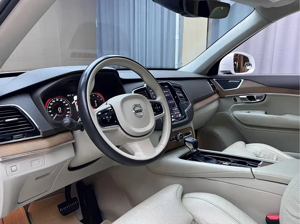 Volvo XC90 2015 T6 7 мест