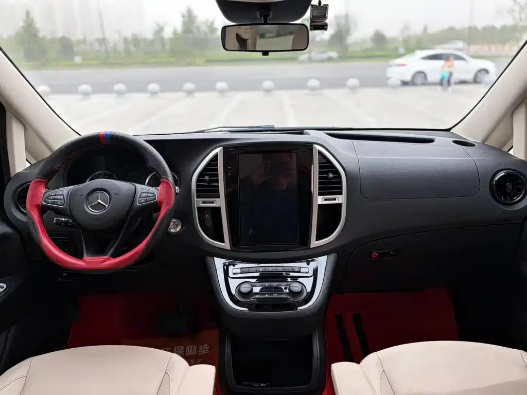 Mercedes-Benz Vito 2023 2.0T Elite 7 мест