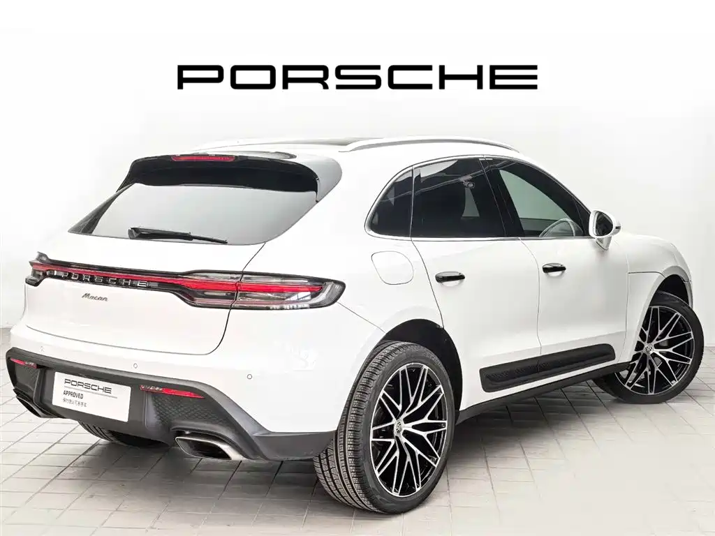 PORSCHE MACAN