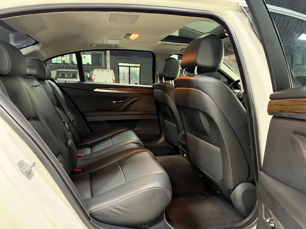 BMW 5 Series — миниатюра 19