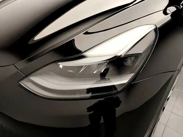 Tesla Model Y — миниатюра 18
