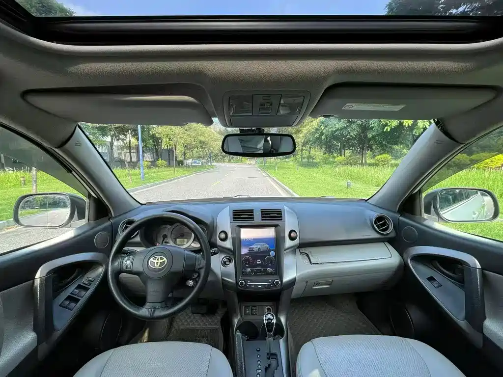Toyota RAV4 — миниатюра 6