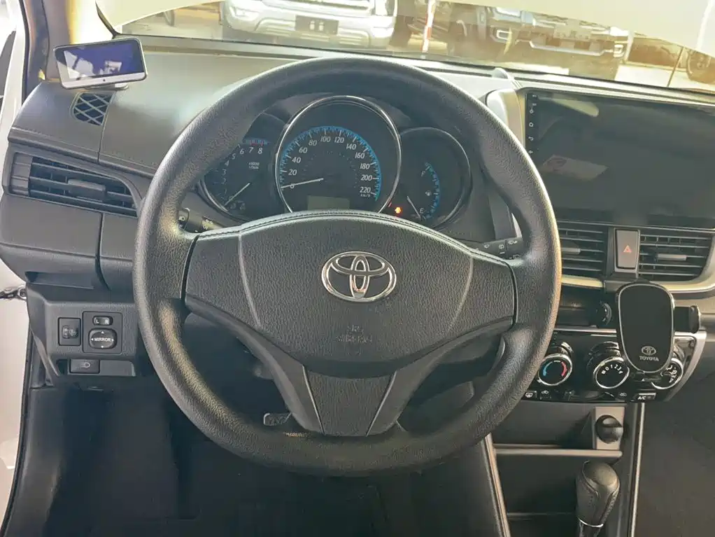 Toyota Yaris L — миниатюра 3