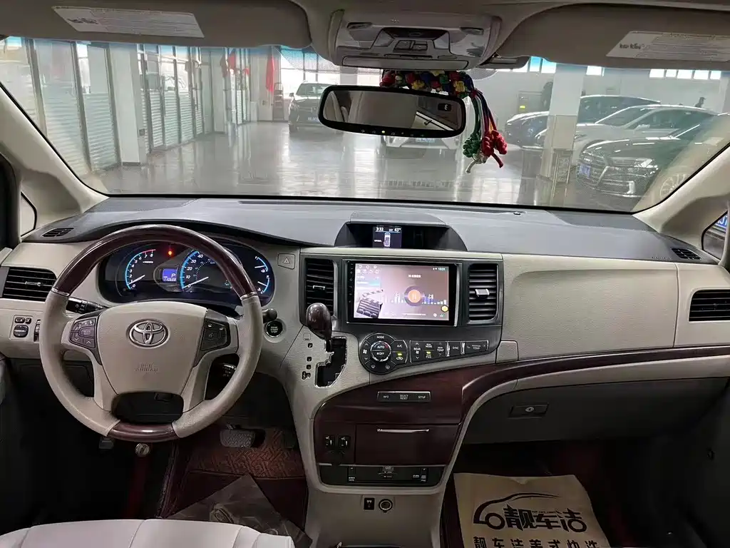 Toyota Sienna — миниатюра 6