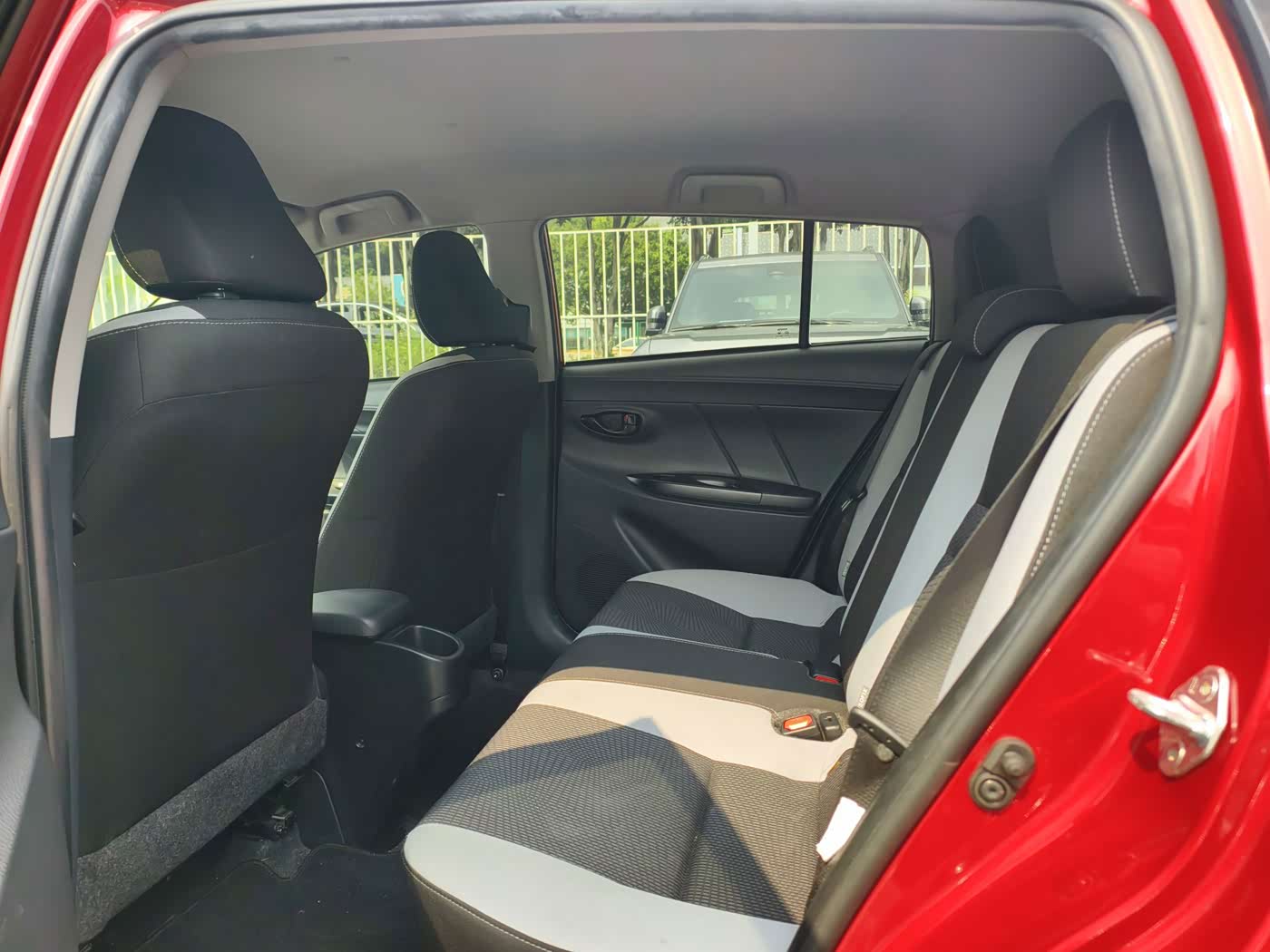 Toyota YARiS L Zhi Xuan 1.5 л 2023 г. красный/фиолетовый, пробег 23000 км