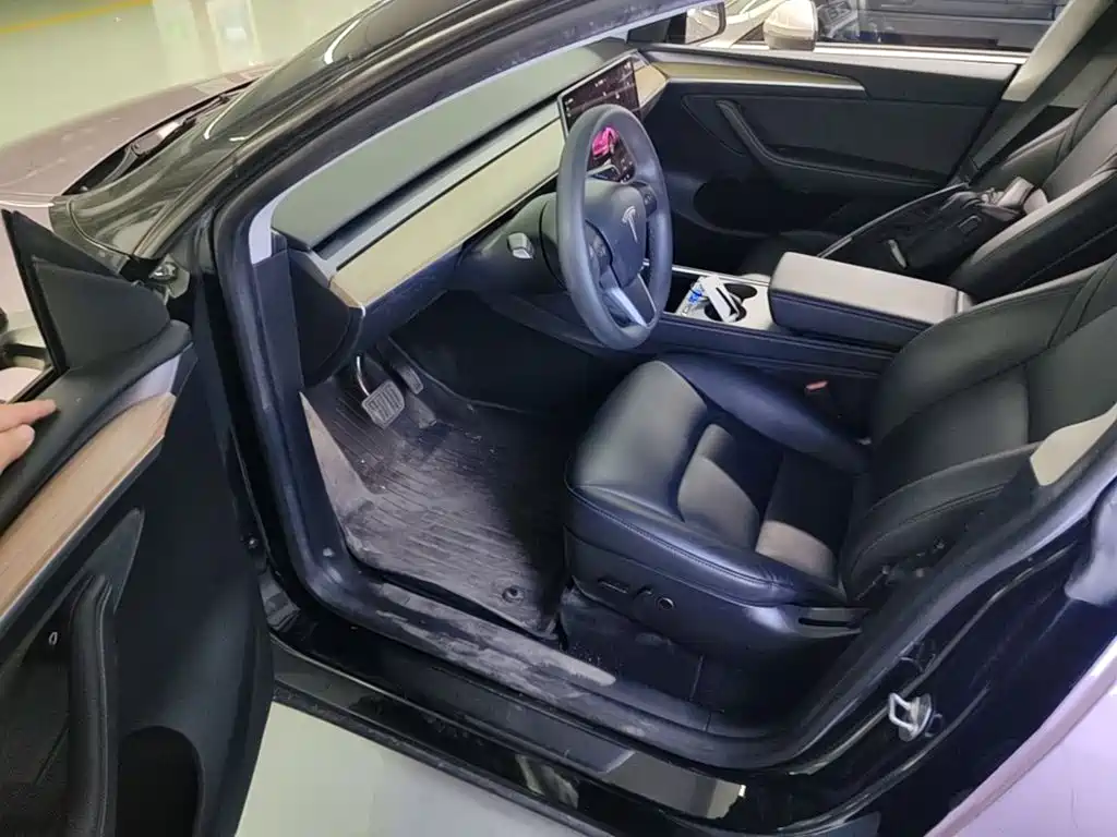 Tesla Model Y — миниатюра 16