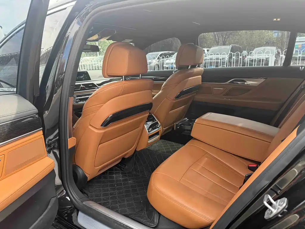 BMW 7 Series — миниатюра 5