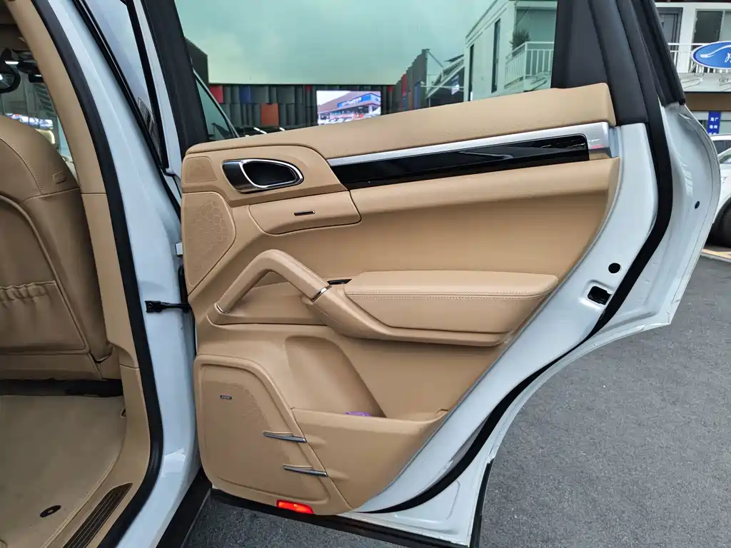 Porsche Cayenne — миниатюра 23