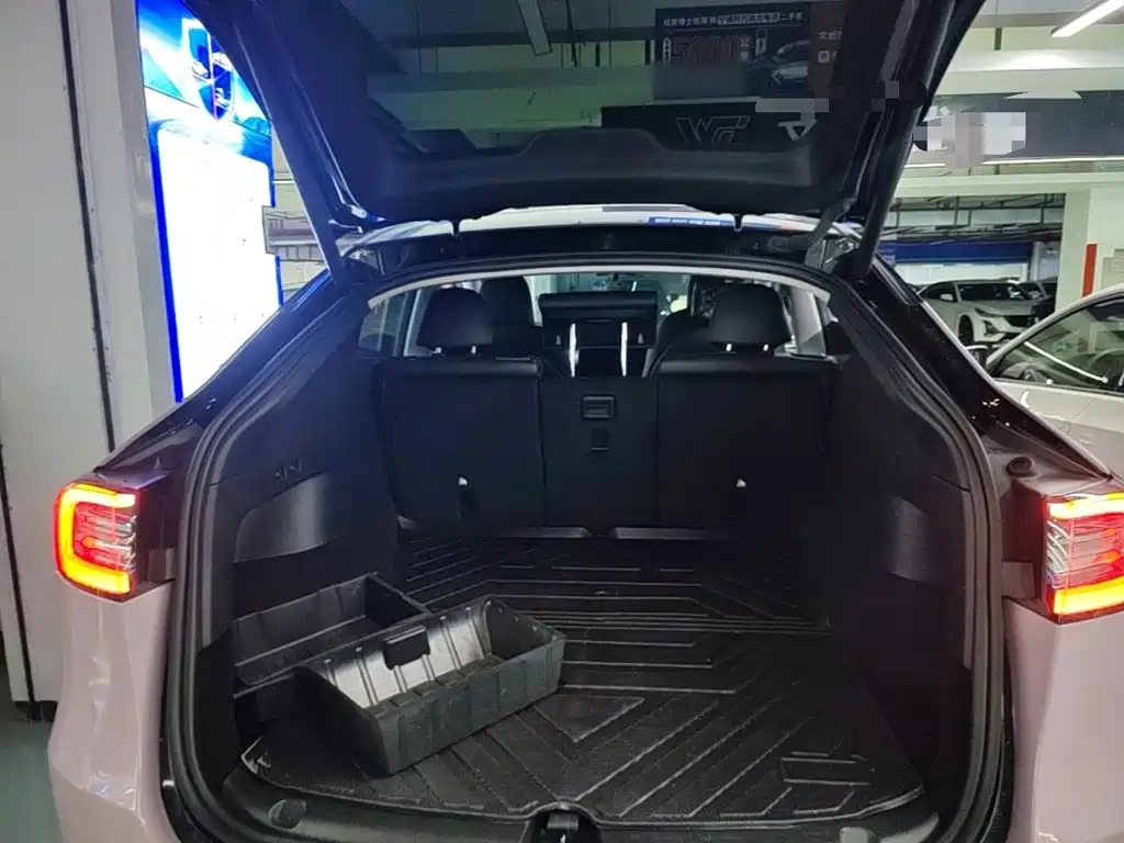 Tesla Model Y — миниатюра 19