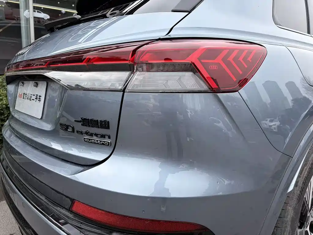 AUDI Q4 E TRON
