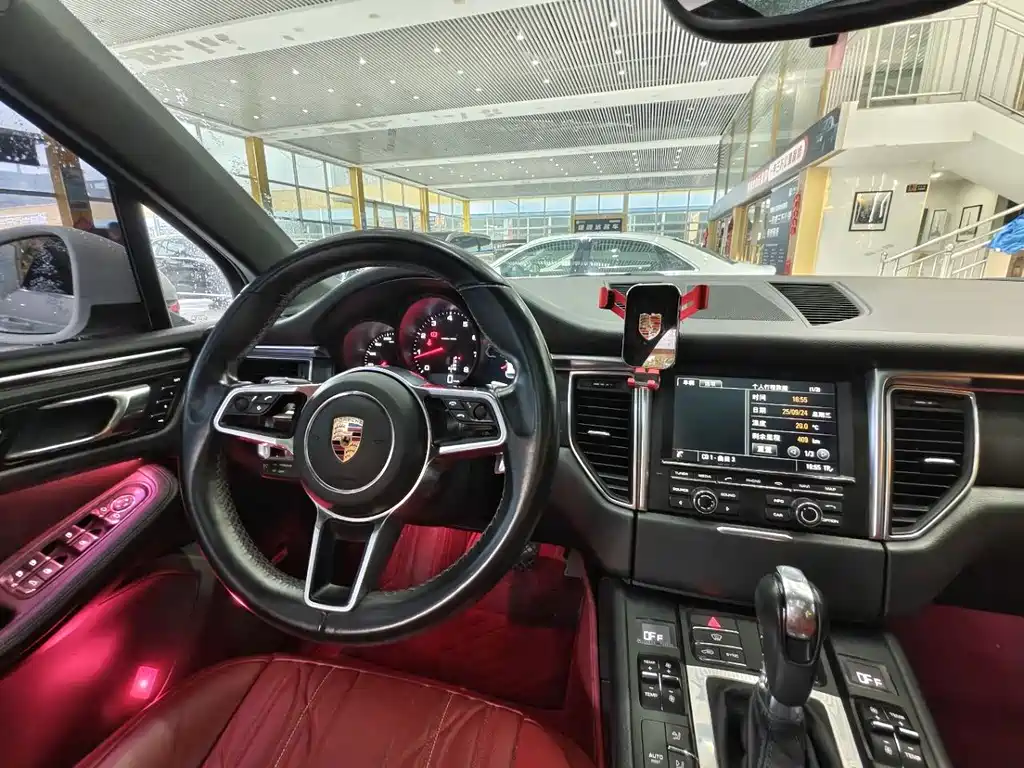 PORSCHE MACAN
