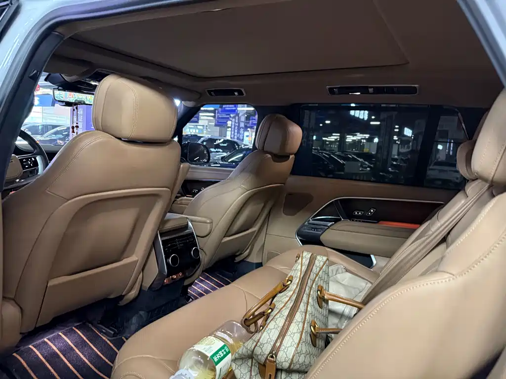 Land Rover Range Rover 2024 3.0 L6 400PS Long Wheelbase мест