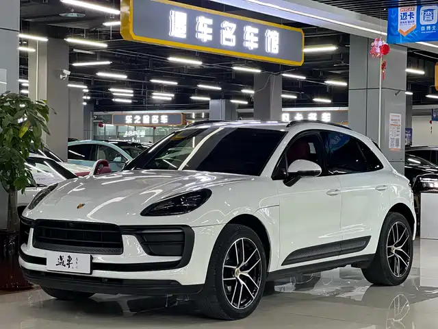 PORSCHE MACAN