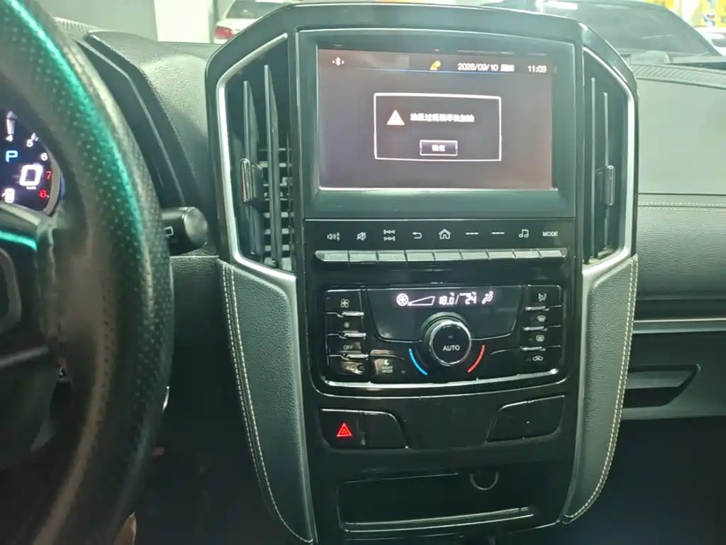 Luxgen U6 — миниатюра 13