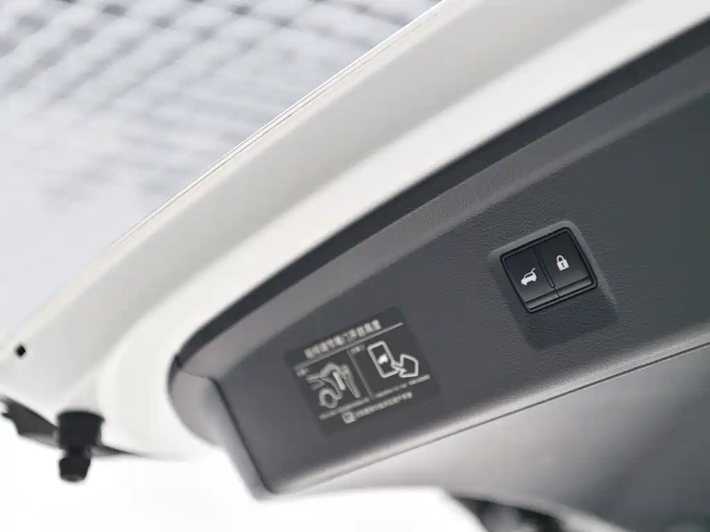 NISSAN EXPLORING THE LAND