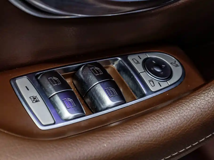 Mercedes-Benz E-Class — миниатюра 12