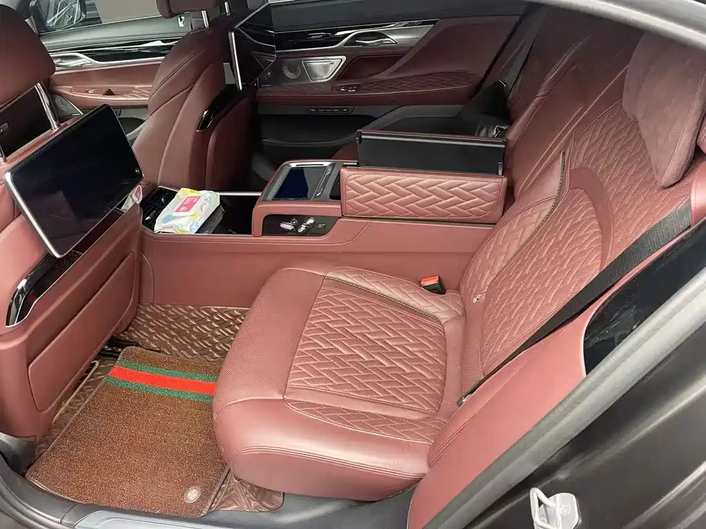 BMW 7 Series — миниатюра 11