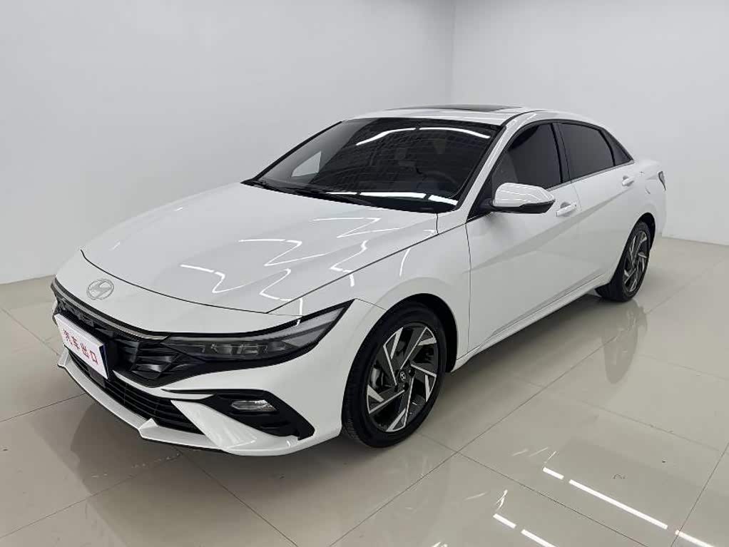 Hyundai Elantra 1.5 л 2023 г. Белый, пробег 15000 км