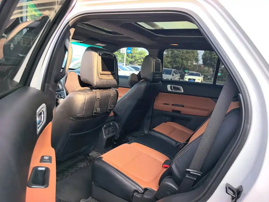 Ford Explorer (Import) — миниатюра 10