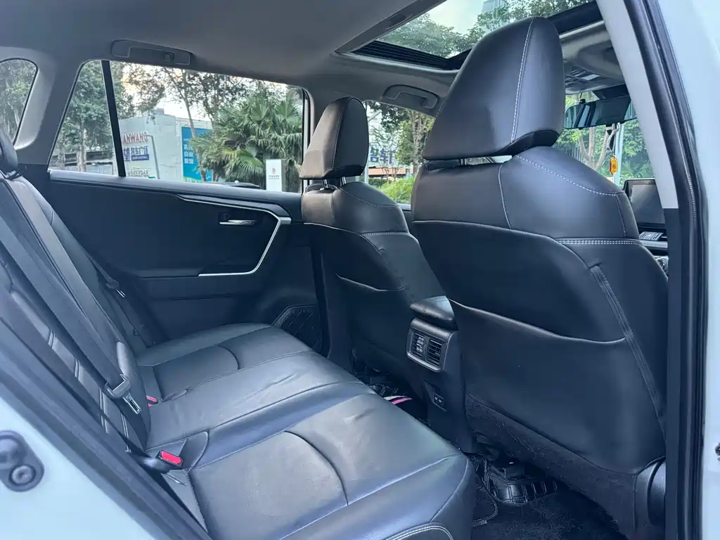 Toyota RAV4 — миниатюра 12