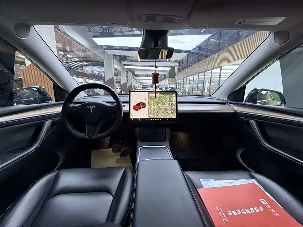 Tesla Model Y — миниатюра 5