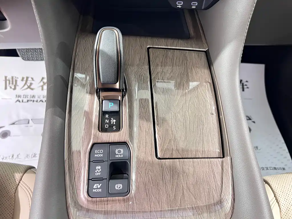 Toyota Alphard — миниатюра 22
