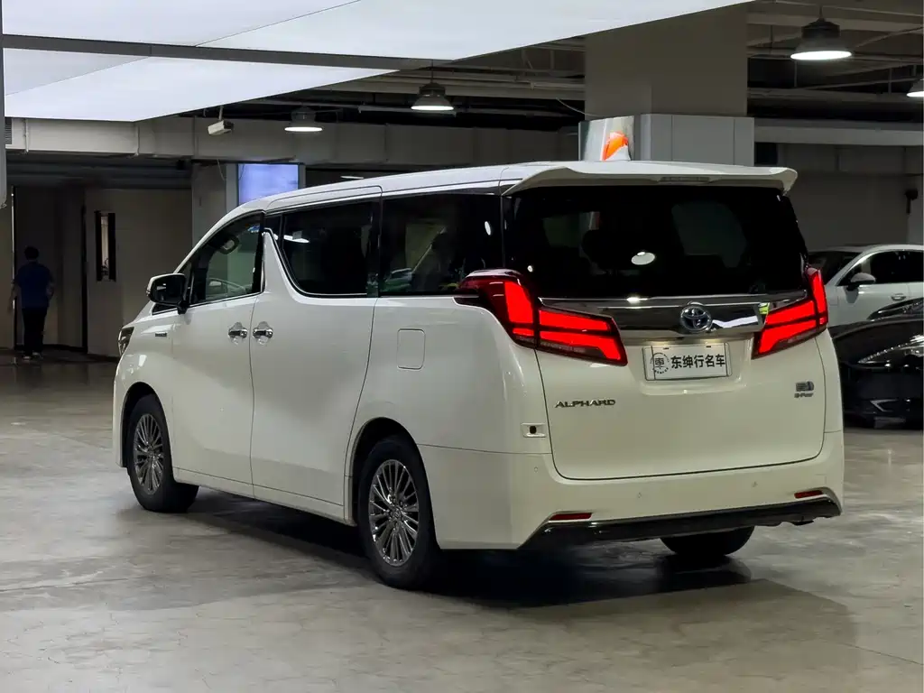 Toyota Alphard — миниатюра 4