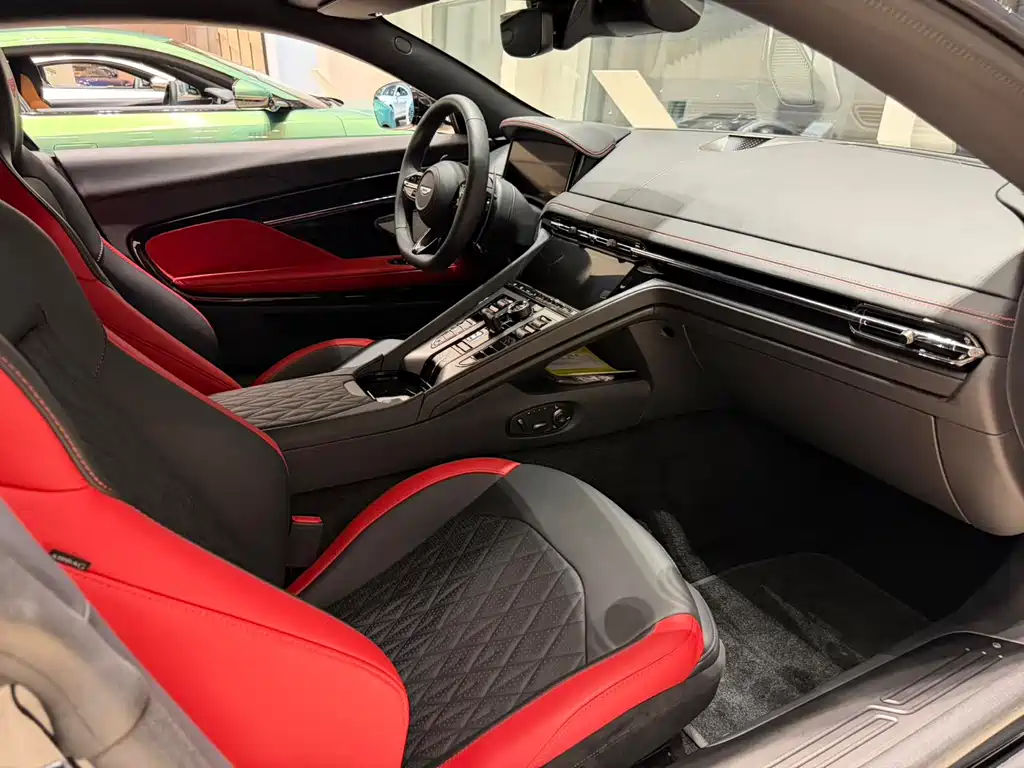 Aston Martin DB12 — миниатюра 9