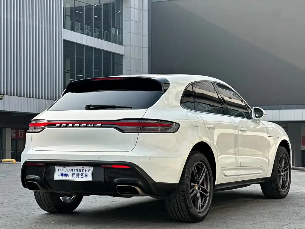 PORSCHE MACAN