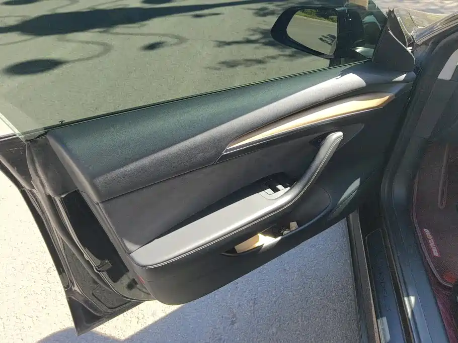 Tesla Model 3 — миниатюра 7