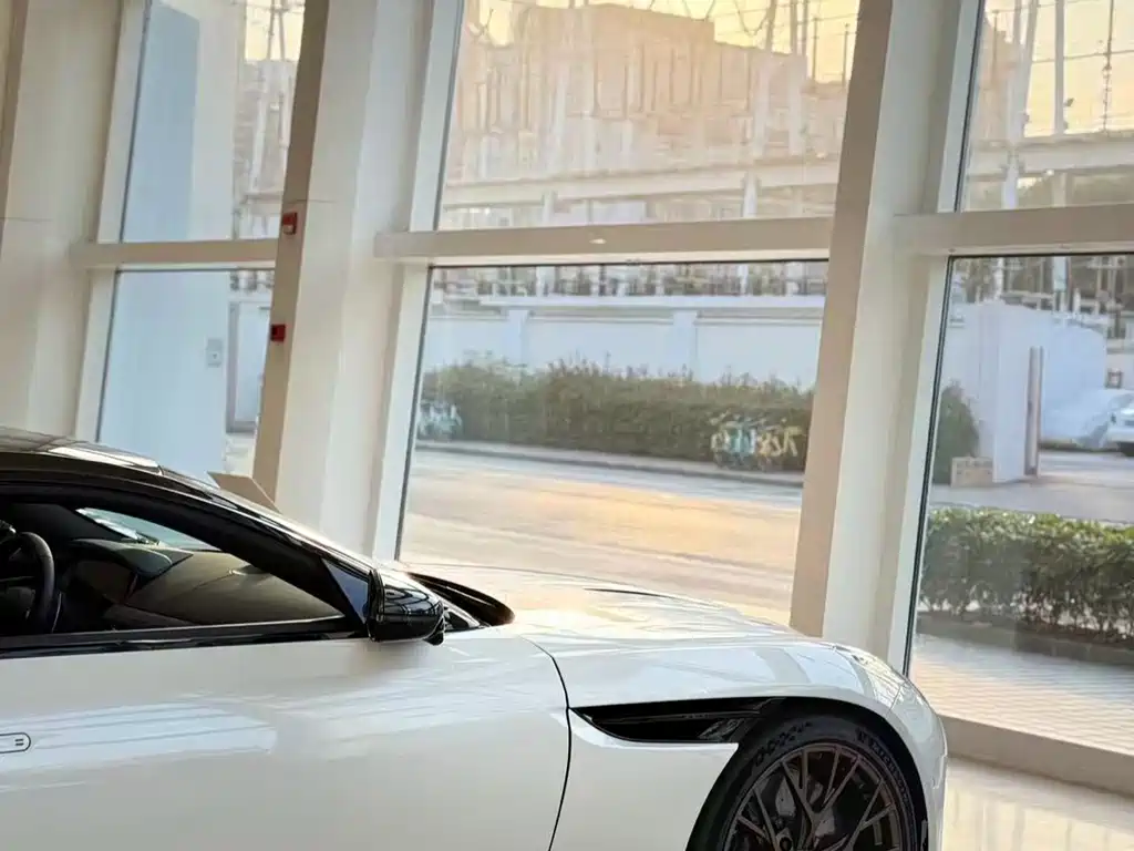 Aston Martin DB12 — миниатюра 11
