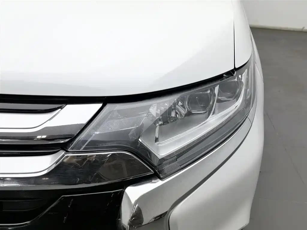 Mitsubishi Outlander 2018 2.4L Luxury 7 мест