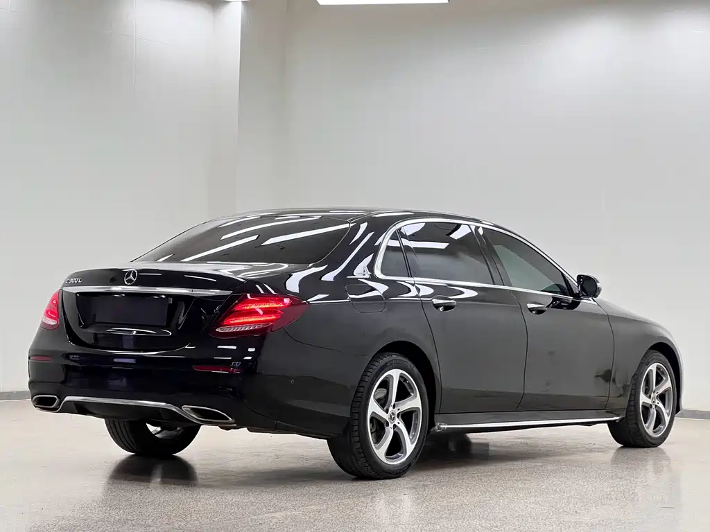Mercedes-Benz E-Class — миниатюра 7