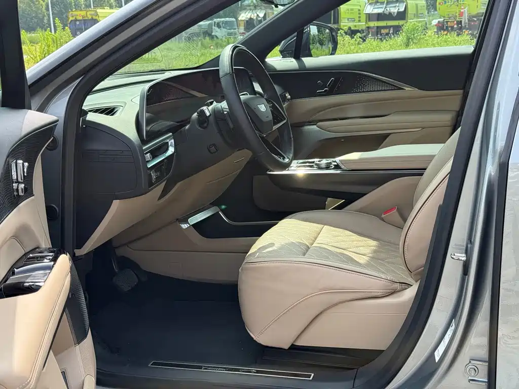 Cadillac Lyriq — миниатюра 5
