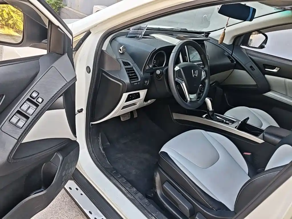 Luxgen U6 — миниатюра 16