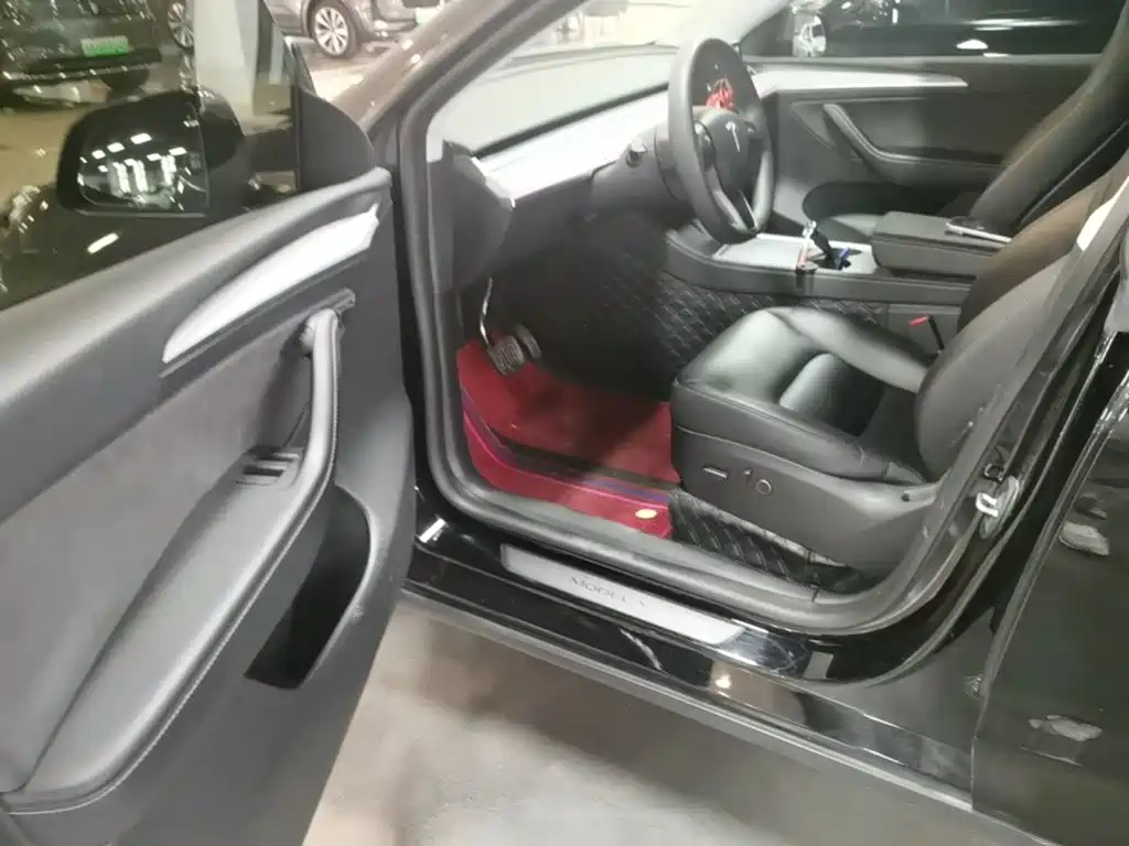 Tesla Model Y — миниатюра 16