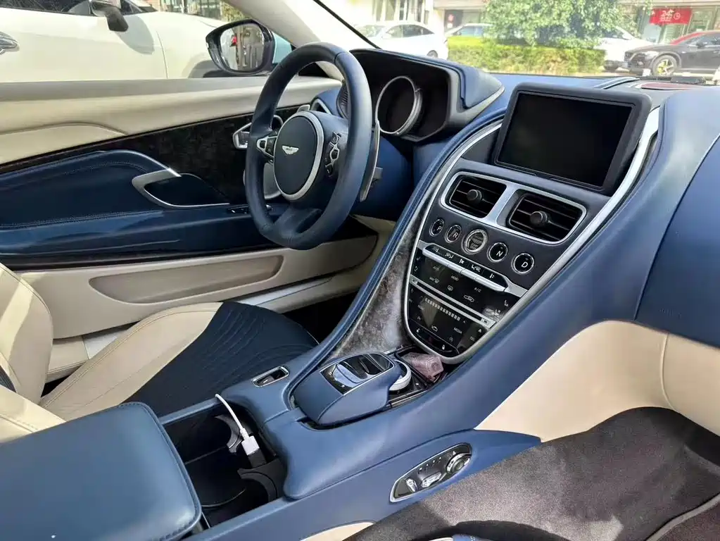 Aston Martin DB11 — миниатюра 4
