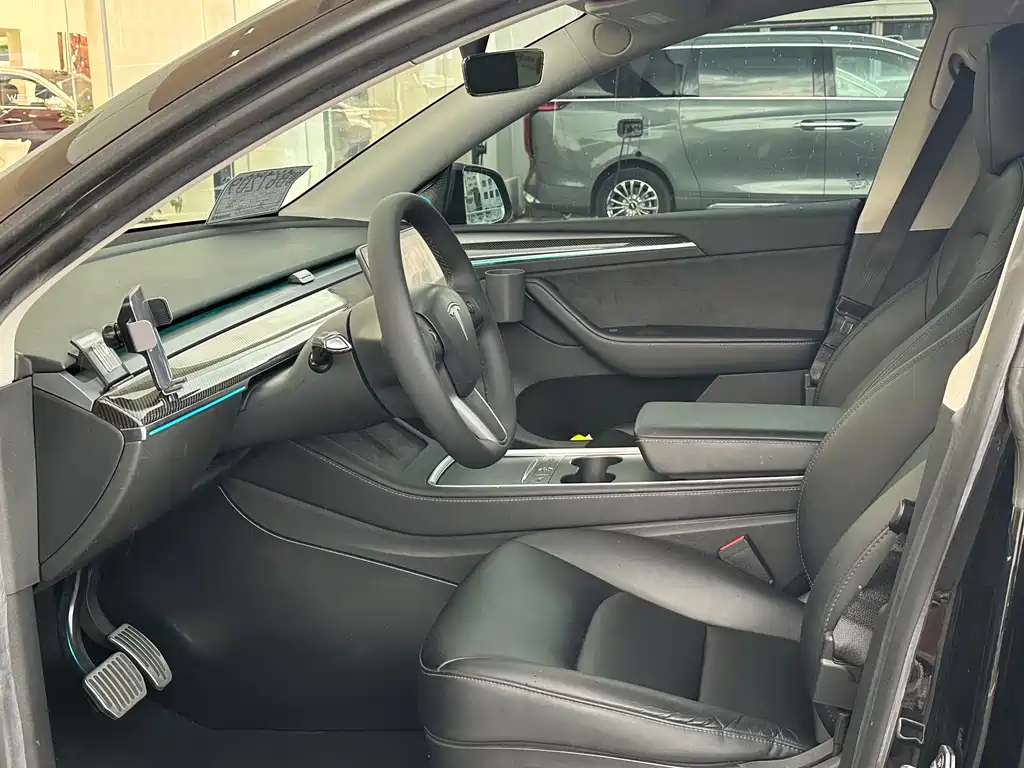 Tesla Model Y — миниатюра 5