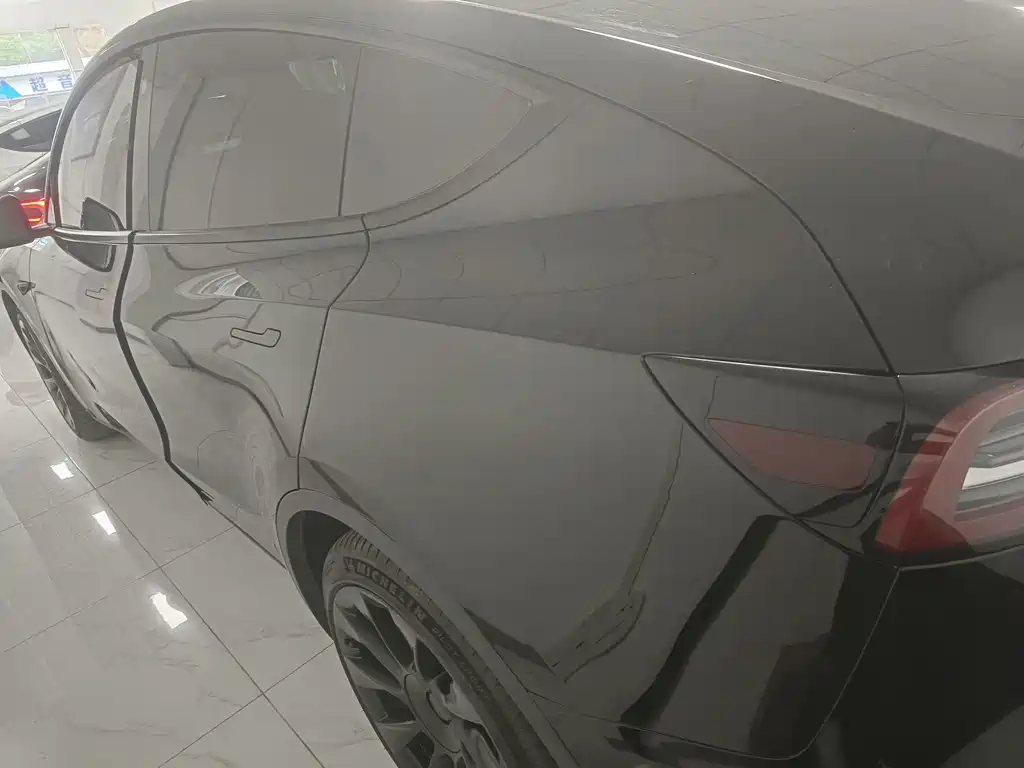 Tesla Model Y — миниатюра 9