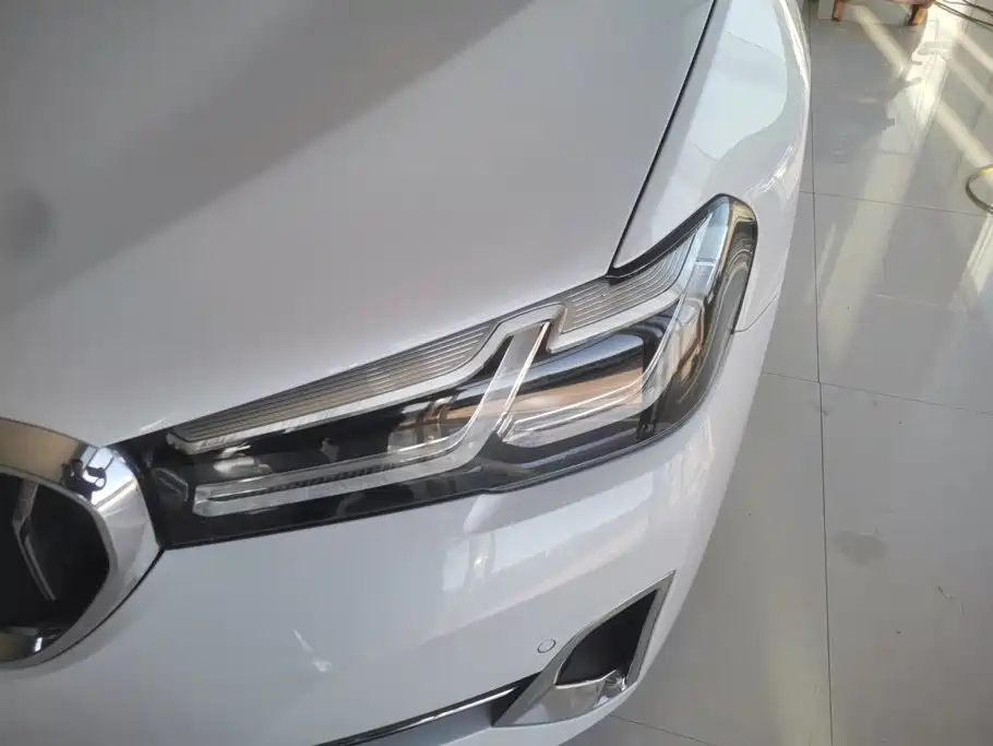 BMW 5 Series — миниатюра 5