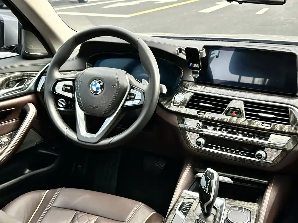 BMW 5 Series — миниатюра 9
