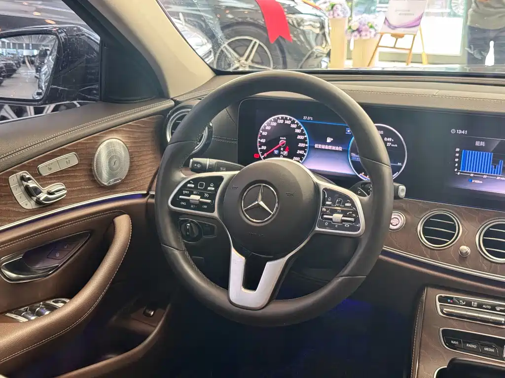 Mercedes-Benz E-Class — миниатюра 13