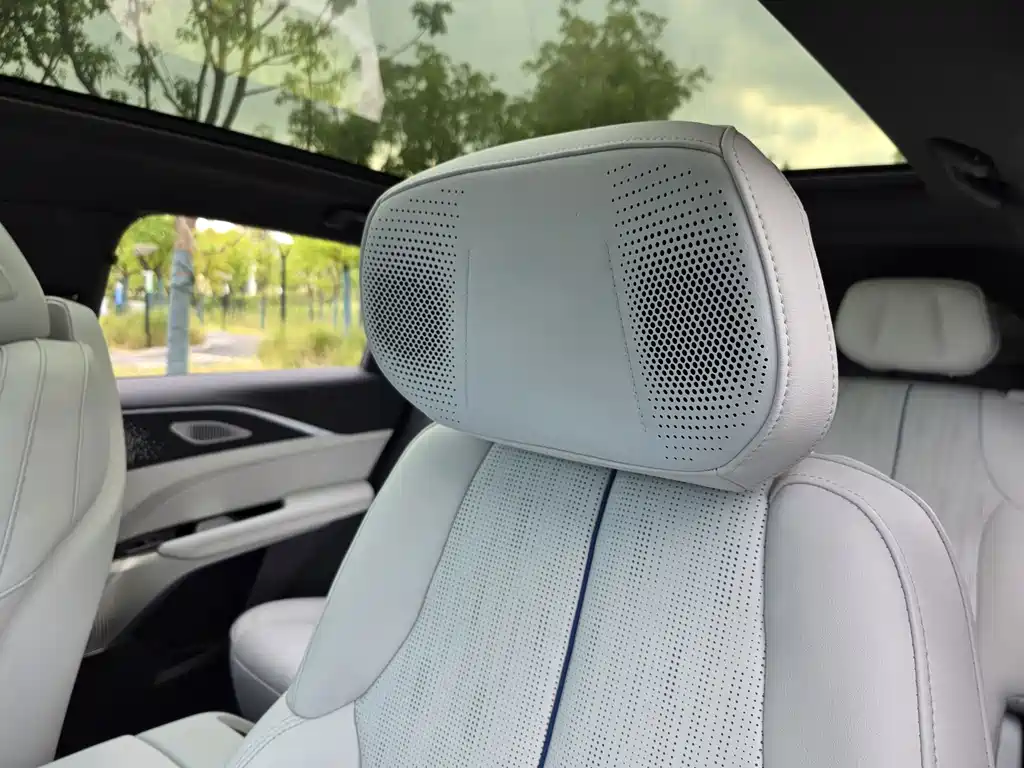 Cadillac Lyriq — миниатюра 21