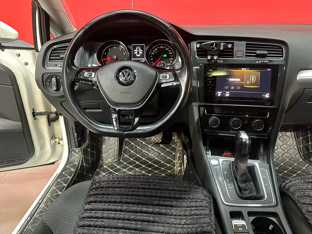 VOLKSWAGEN GOLF