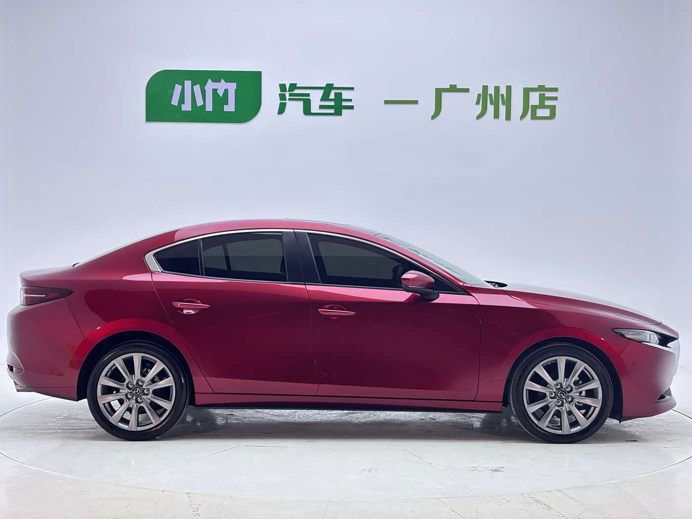 Mazda Mazda3 Axela 2.0 л 2022 г. красный/фиолетовый, пробег 28000 км