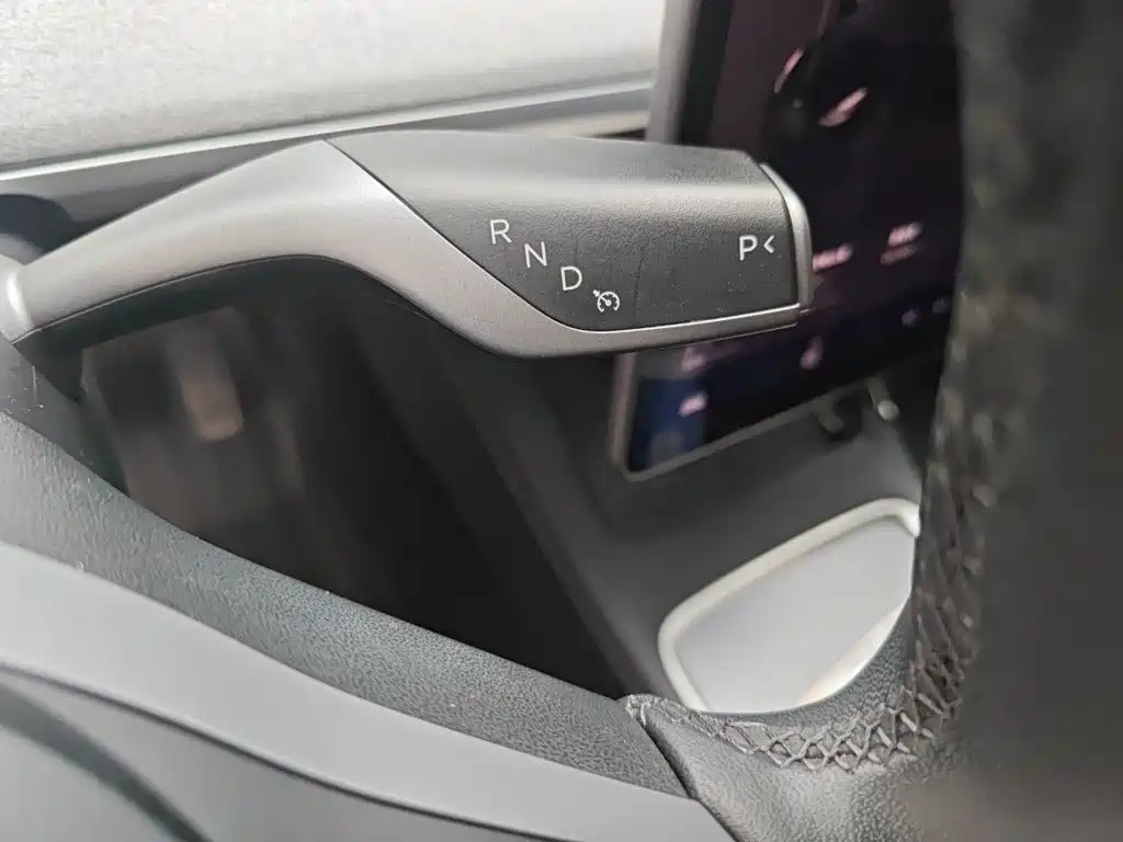 Tesla Model Y — миниатюра 10